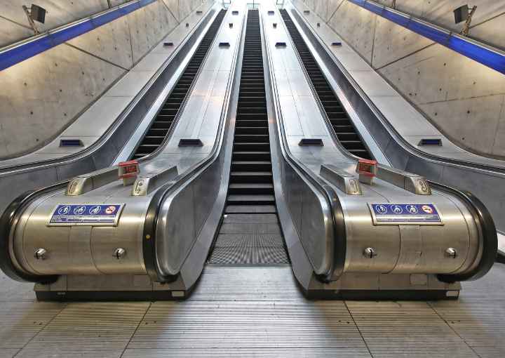 Spiral parallel escalator installation